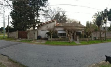 Casa en venta - 2 dormitorios 2 baños - Cochera - 1371mts2 - Villa Elisa, La Plata