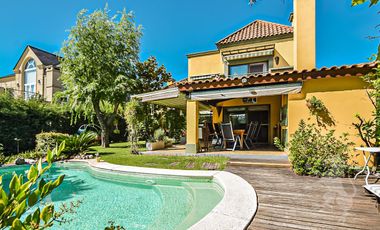 EXCELENTE CASA EN BARRIO LAS GLORIETAS - NORDELTA - PISCINA AL LAGO - PARRILLA - 2 COCHERAS