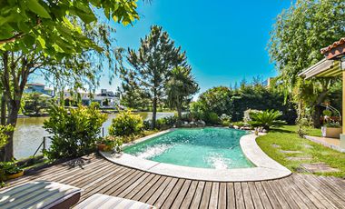 EXCELENTE CASA EN BARRIO LAS GLORIETAS - NORDELTA - PISCINA AL LAGO - PARRILLA - 2 COCHERAS