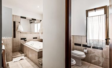 EXCELENTE CASA EN BARRIO LAS GLORIETAS - NORDELTA - PISCINA AL LAGO - PARRILLA - 2 COCHERAS