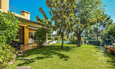 EXCELENTE CASA EN BARRIO LAS GLORIETAS - NORDELTA - PISCINA AL LAGO - PARRILLA - 2 COCHERAS