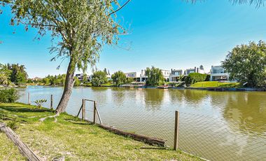 EXCELENTE CASA EN BARRIO LAS GLORIETAS - NORDELTA - PISCINA AL LAGO - PARRILLA - 2 COCHERAS