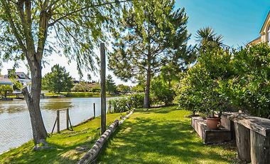 EXCELENTE CASA EN BARRIO LAS GLORIETAS - NORDELTA - PISCINA AL LAGO - PARRILLA - 2 COCHERAS