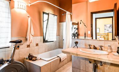 EXCELENTE CASA EN BARRIO LAS GLORIETAS - NORDELTA - PISCINA AL LAGO - PARRILLA - 2 COCHERAS