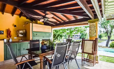 EXCELENTE CASA EN BARRIO LAS GLORIETAS - NORDELTA - PISCINA AL LAGO - PARRILLA - 2 COCHERAS