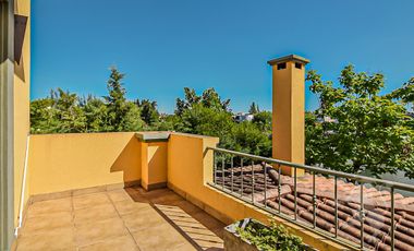 EXCELENTE CASA EN BARRIO LAS GLORIETAS - NORDELTA - PISCINA AL LAGO - PARRILLA - 2 COCHERAS