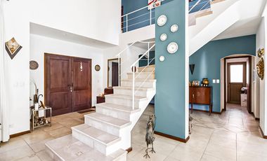 EXCELENTE CASA EN BARRIO LAS GLORIETAS - NORDELTA - PISCINA AL LAGO - PARRILLA - 2 COCHERAS