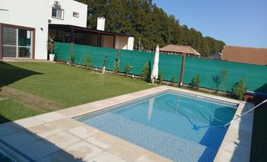 Casa en venta - 3 Dormitorios 3 Baños - 330Mts2 -  La Plata