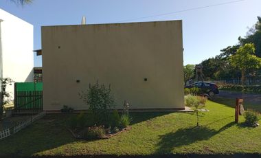 Casa en venta - 3 Dormitorios 3 Baños - 330Mts2 -  La Plata