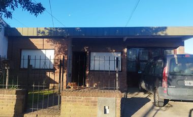 Casa en venta - 2 Dormitorios 1 Baño - Cochera - 430Mts2 - Mar del Plata