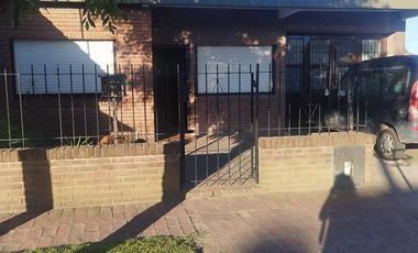 Casa en venta - 2 Dormitorios 1 Baño - Cochera - 430Mts2 - Mar del Plata