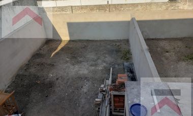 Duplex de 3 Dormitorios, con cochera y Jardin con parilla.