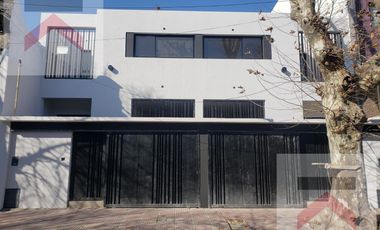 Duplex de 3 Dormitorios, con cochera y Jardin con parilla.