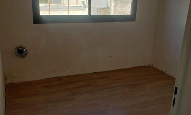 Duplex de 3 Dormitorios, con cochera y Jardin con parilla.