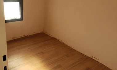Duplex de 3 Dormitorios, con cochera y Jardin con parilla.