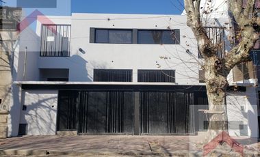 Duplex de 3 Dormitorios, con cochera y Jardin con parilla.