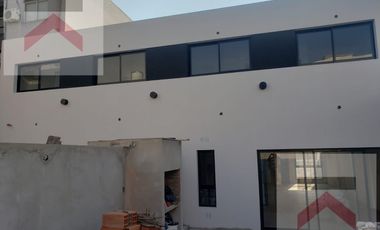 Duplex de 3 Dormitorios, con cochera y Jardin con parilla.
