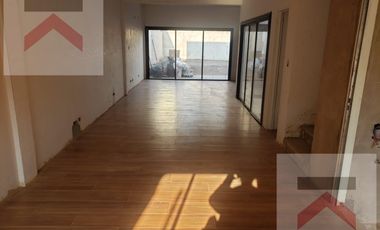 Duplex de 3 Dormitorios, con cochera y Jardin con parilla.