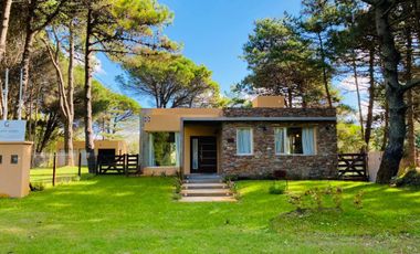 CASA EN VENTA CON TRES DORMITORIOS EN COSTA DEL ESTE CON PILETA - OPORTUNIDAD