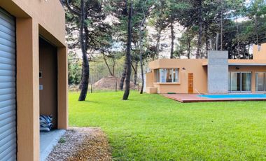 CASA EN VENTA CON TRES DORMITORIOS EN COSTA DEL ESTE CON PILETA - OPORTUNIDAD