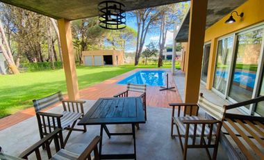 CASA EN VENTA CON TRES DORMITORIOS EN COSTA DEL ESTE CON PILETA - OPORTUNIDAD