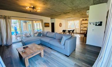 CASA EN VENTA CON TRES DORMITORIOS EN COSTA DEL ESTE CON PILETA - OPORTUNIDAD