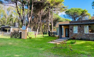 CASA EN VENTA CON TRES DORMITORIOS EN COSTA DEL ESTE CON PILETA - OPORTUNIDAD