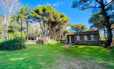 CASA EN VENTA CON TRES DORMITORIOS EN COSTA DEL ESTE CON PILETA - OPORTUNIDAD