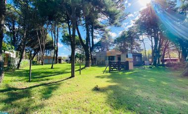 CASA EN VENTA CON TRES DORMITORIOS EN COSTA DEL ESTE CON PILETA - OPORTUNIDAD