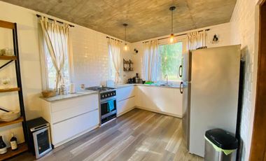 CASA EN VENTA CON TRES DORMITORIOS EN COSTA DEL ESTE CON PILETA - OPORTUNIDAD