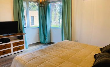 CASA EN VENTA CON TRES DORMITORIOS EN COSTA DEL ESTE CON PILETA - OPORTUNIDAD