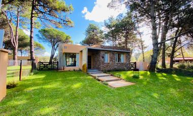 CASA EN VENTA CON TRES DORMITORIOS EN COSTA DEL ESTE CON PILETA - OPORTUNIDAD