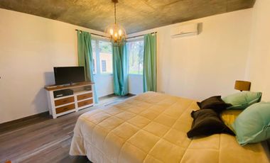 CASA EN VENTA CON TRES DORMITORIOS EN COSTA DEL ESTE CON PILETA - OPORTUNIDAD
