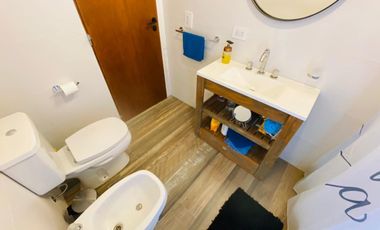 CASA EN VENTA CON TRES DORMITORIOS EN COSTA DEL ESTE CON PILETA - OPORTUNIDAD