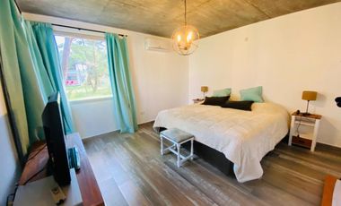 CASA EN VENTA CON TRES DORMITORIOS EN COSTA DEL ESTE CON PILETA - OPORTUNIDAD