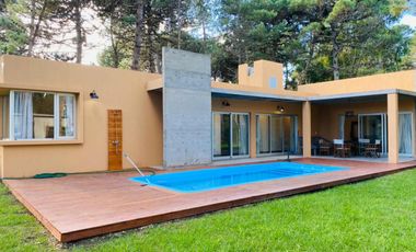 CASA EN VENTA CON TRES DORMITORIOS EN COSTA DEL ESTE CON PILETA - OPORTUNIDAD
