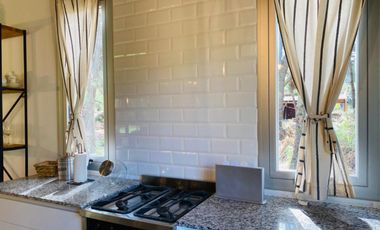 CASA EN VENTA CON TRES DORMITORIOS EN COSTA DEL ESTE CON PILETA - OPORTUNIDAD