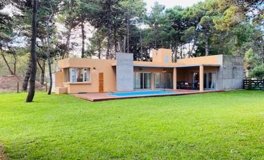 CASA EN VENTA CON TRES DORMITORIOS EN COSTA DEL ESTE CON PILETA - OPORTUNIDAD