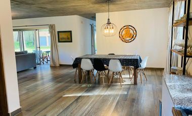CASA EN VENTA CON TRES DORMITORIOS EN COSTA DEL ESTE CON PILETA - OPORTUNIDAD