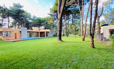CASA EN VENTA CON TRES DORMITORIOS EN COSTA DEL ESTE CON PILETA - OPORTUNIDAD