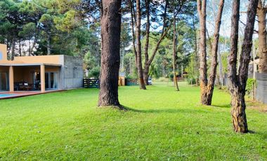 CASA EN VENTA CON TRES DORMITORIOS EN COSTA DEL ESTE CON PILETA - OPORTUNIDAD