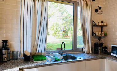 CASA EN VENTA CON TRES DORMITORIOS EN COSTA DEL ESTE CON PILETA - OPORTUNIDAD
