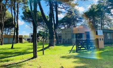 CASA EN VENTA CON TRES DORMITORIOS EN COSTA DEL ESTE CON PILETA - OPORTUNIDAD