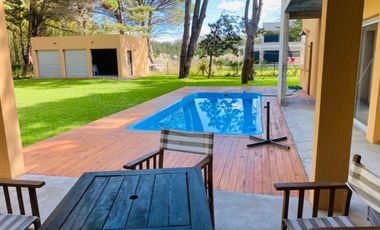 CASA EN VENTA CON TRES DORMITORIOS EN COSTA DEL ESTE CON PILETA - OPORTUNIDAD