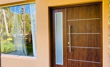 CASA EN VENTA CON TRES DORMITORIOS EN COSTA DEL ESTE CON PILETA - OPORTUNIDAD