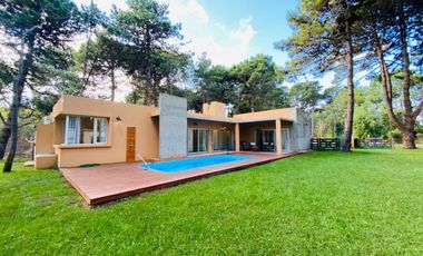 CASA EN VENTA CON TRES DORMITORIOS EN COSTA DEL ESTE CON PILETA - OPORTUNIDAD
