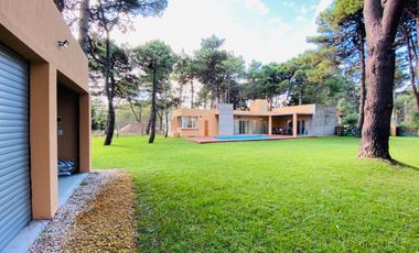 CASA EN VENTA CON TRES DORMITORIOS EN COSTA DEL ESTE CON PILETA - OPORTUNIDAD