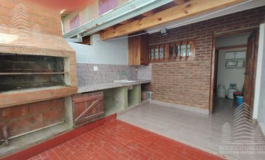 Dúplex en venta de 2 dormitorios c/ cochera en Costa Azul.