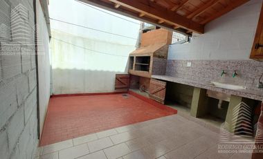 Dúplex en venta de 2 dormitorios c/ cochera en Costa Azul.