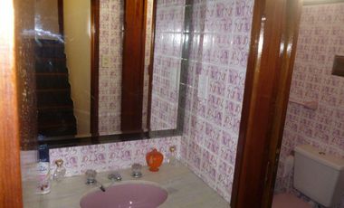 CASA EN VENTA EN SAN BERNARDO - TRES DORMITORIOS CON COCHERA A 200 METROS DEL MAR PLENO CENTRO